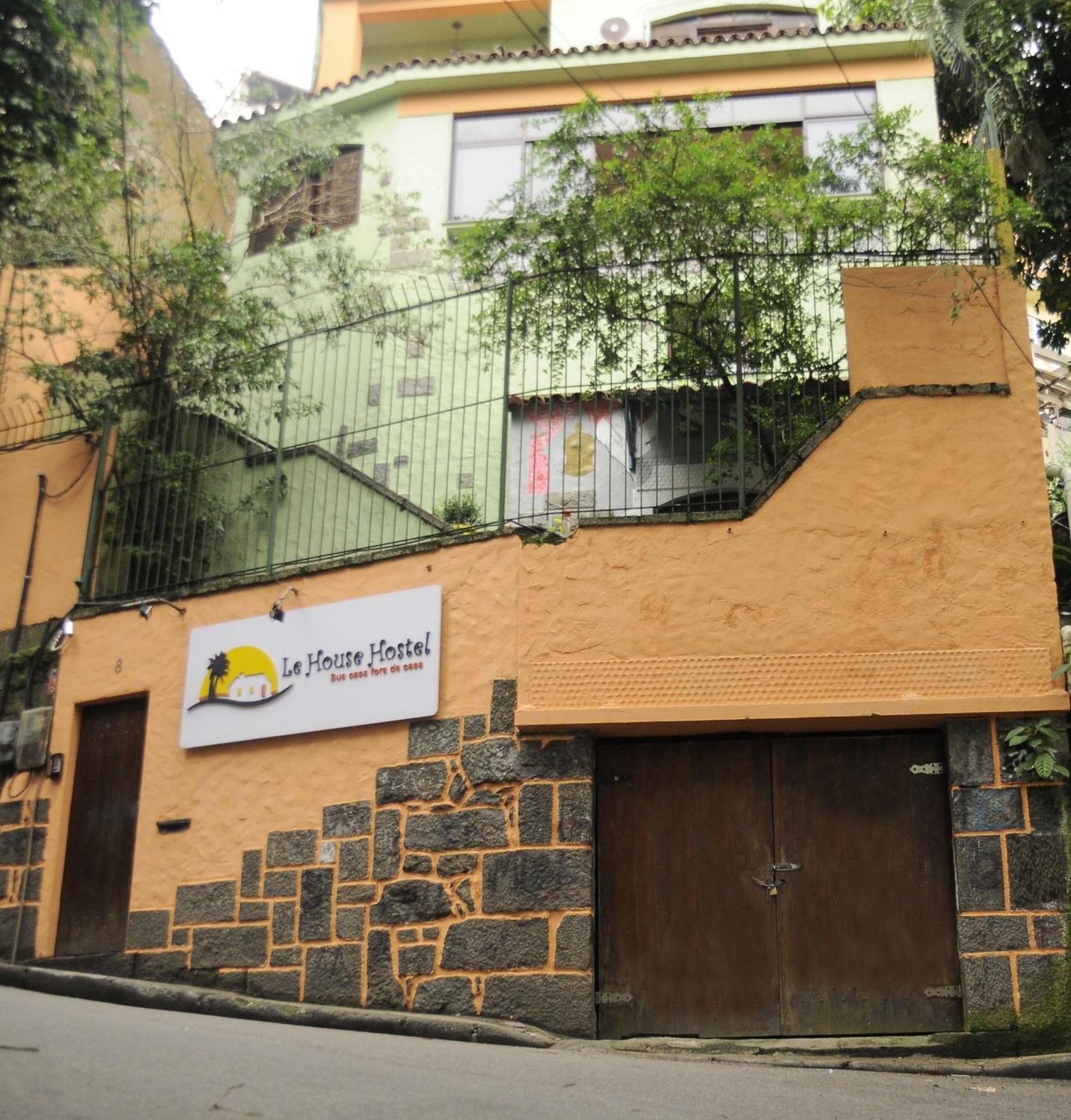 Quarto Privativo com Cama de Casal e Banheiro Privativo